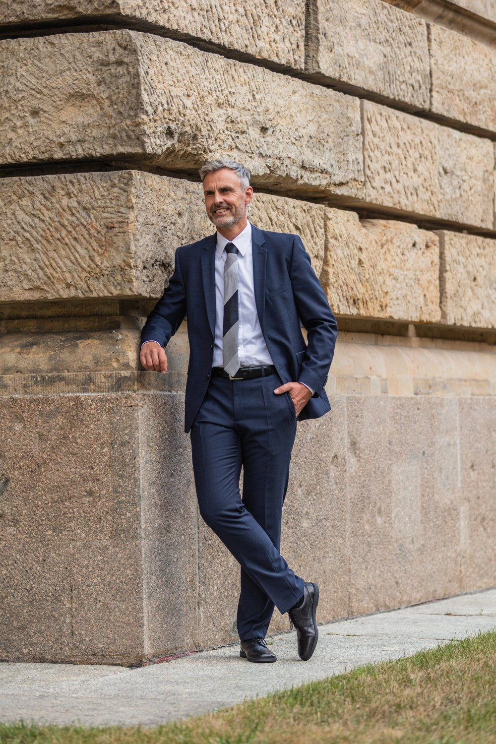 Ein Paar Oxford-Schuhe aus schwarzem Leder BRIQ Prime von ZAQQ mit Schnürung, bei der ein Schuh auf dem anderen vor einem weißen Hintergrund ruht. Diese eleganten Business-Schuhe strahlen Raffinesse aus und sind mit einer bequemen Barfußsohle für ganztägiges Tragen ausgestattet.