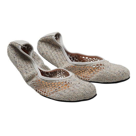 Die TWIST Taupe-Schuhe von ZAQQ sind gehäkelte Slip-On-Ballerinas in Beige auf weißem Hintergrund mit niedrigem Schnitt und schwarzer Sohle. Entworfen mit einem luftigen, offenen Strick für Atmungsaktivität und Komfort.