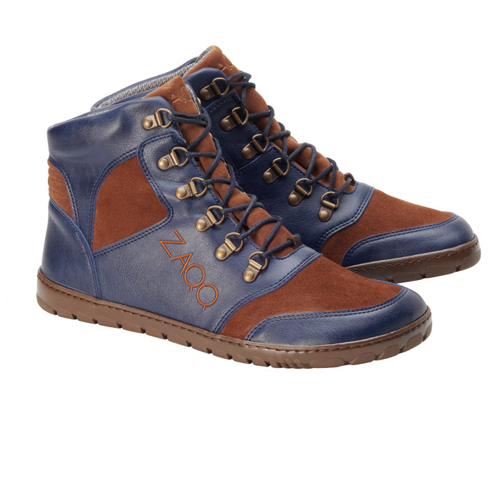 Wir präsentieren die wasserdichten High-Top-Sneaker ZAQQ HIQE Navy, ideal für jedes Outdoor-Abenteuer. Sie verfügen über blaue und braune Ledereinsätze, braune Wildlederakzente und Metallösen für die Schnürsenkel. Die Seite ist mit einem stilisierten orangefarbenen Logo verziert. Die strukturierten Sohlen bieten außergewöhnlichen Halt auf unterschiedlichem Gelände.