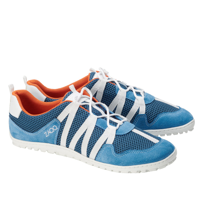 Die RIQ Blue Sneaker von ZAQQ zeichnen sich durch ein sportliches Sneaker-Design mit stilvoller blauer Farbgebung aus, komplett mit weißen Schnürsenkeln und Sohlen. Diese Schuhe sind aus atmungsaktivem Meshgewebe gefertigt und verfügen über weiße Streifen, ein orangefarbenes Innenfutter und das seitlich aufgedruckte ZAQQ-Logo.