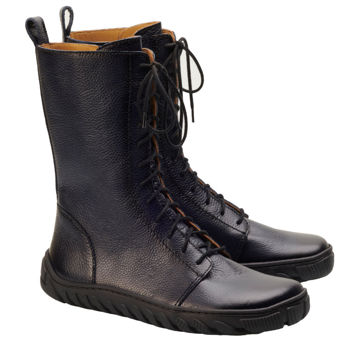 Die DOQS Blue Boots von ZAQQ sind ein Paar hohe, schwarze Lederstiefel mit Schnürsenkeln und ULTRAGRIP-Sohlen für hervorragenden Halt, die leicht schräg gestellt sind. Sie verfügen über ein glänzendes Finish mit braunem Innenfutter und sind aus Premium-Nappaleder für dauerhafte Eleganz gefertigt.