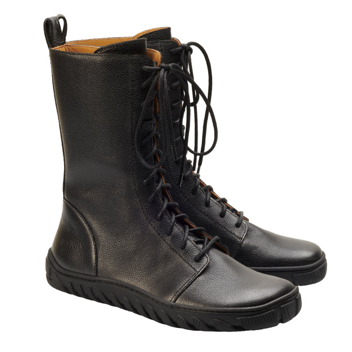 Die schwarzen DOQS-Stiefel von ZAQQ sind hohe schwarze Lederschnürstiefel mit glatter Oberfläche, robuster ULTRAGRIP-Sohle für hervorragenden Halt und einer Schlaufe an der Rückseite zum einfachen Anziehen.