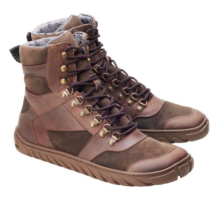 Die EXPLORER Brown Waterproof-Stiefel von ZAQQ präsentieren sich im High-Top-Wanderdesign mit dunkelbraunen Wildleder- und Ledereinsätzen, Metallösen, schwarzen Schnürsenkeln und einer robusten Profilsohle aus Gummi. Sie werden nebeneinander in einem leichten Winkel nach links präsentiert.