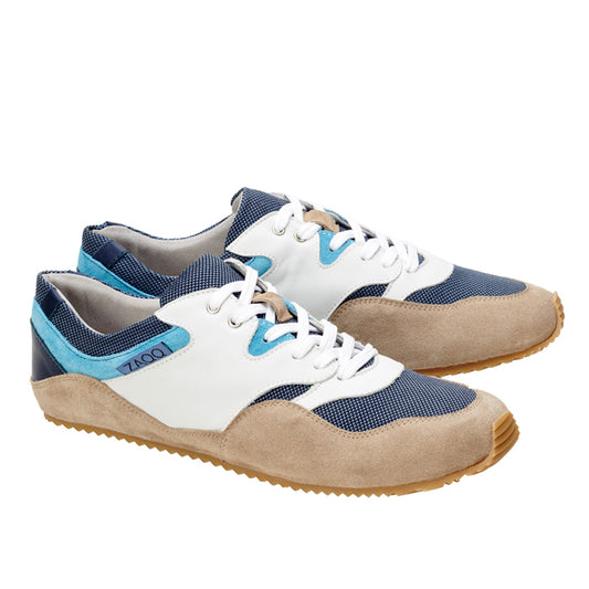 Der ANQO White von ZAQQ ist ein stilvolles Paar Sneaker aus einem Mix aus blauem, weißem und beigem Wildleder und Mesh-Materialien. Diese Schuhe, inspiriert vom Barfußschuh-Design, haben weiße Schnürsenkel und eine geriffelte, hellbraune Gummisohle für mehr Tragekomfort.