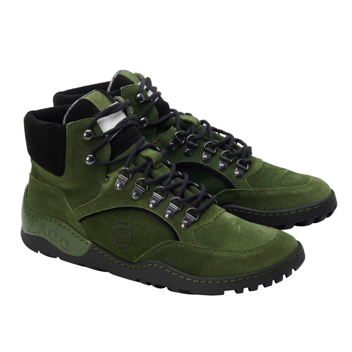 Wir präsentieren die wasserdichten ZAQQ TERRAQ Green High-Top-Wanderstiefel aus Veloursleder. Diese Stiefel haben schwarze Schnürsenkel und Sohlen, ein markantes Profilmuster und Metallösen. Auf der Seite dieser wasserdichten Stiefel ist stilvoll ein geprägtes Markenlogo angebracht.