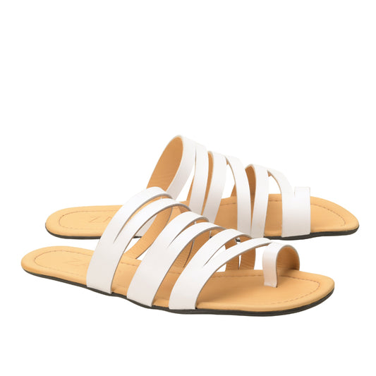 Die FLAQE White Barfuß-Sandalen von ZAQQ zeichnen sich durch ein elegantes und modernes Design mit überkreuzten Riemen und flachen, hellbraunen Sohlen aus hochwertigem Nappaleder aus. Vor einem schlichten weißen Hintergrund bieten diese stilvollen Sandalen sowohl Komfort als auch Eleganz.