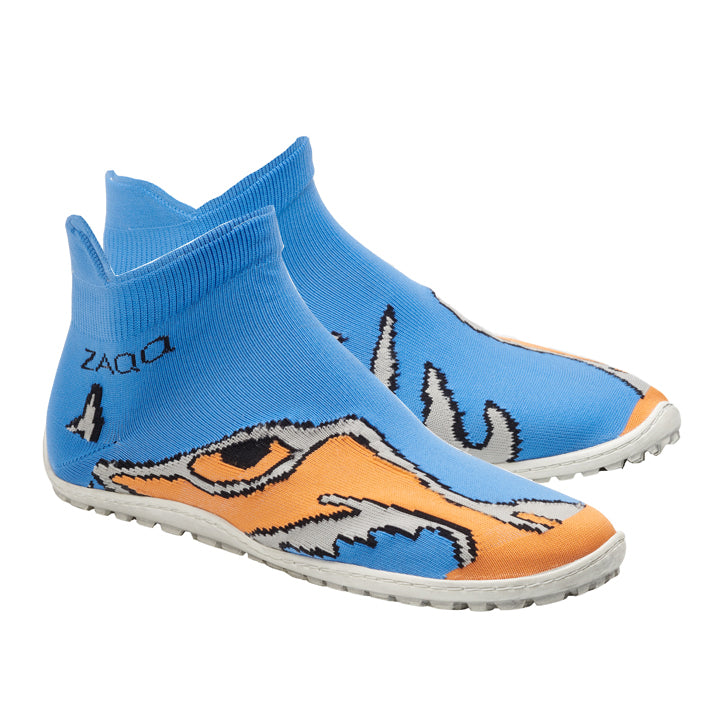 Die SOQQ Eye Orange Blue Schuhsocken von ZAQQ haben ein orange-blaues Farbschema mit einem stilisierten Tigergesichtsdesign. Sie haben eine weiße Sohle, einen blauen Kragen und die Nummer 4 in der Nähe der Ferse als zusätzliches Detail. Diese Barfußschuhe legen Wert auf maximalen Tragekomfort.