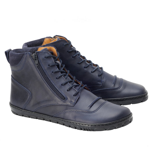 Die ZAQQ PARQER Navy High-Top-Ledersneaker sind aus hochwertigem Nappaleder gefertigt und bieten mit seitlichen Reißverschlüssen und Schnürung vorne ein stilvolles Erscheinungsbild. Sie verfügen über eine strukturierte schwarze Gummisohle und ein braunes Innenfutter, das sich gekonnt vor einem weißen Hintergrund abhebt.