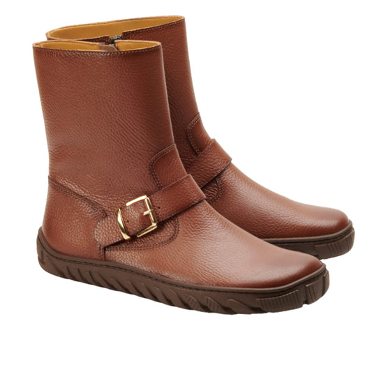 Wir präsentieren die BUQQO Brown-Stiefeletten von ZAQQ mit einem raffinierten Design aus hochwertigem Leder und einer goldenen Schnalle. Der vielseitige seitliche Reißverschluss, das strukturierte Nappaleder und die ULTRAGRIP-Sohle sorgen für Stil und Haltbarkeit.