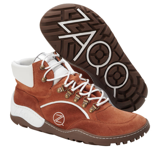 Die TERRAQ Cognac Waterproof-Stiefel von ZAQQ zeichnen sich durch aufwendige Nähte und Metallösen in einem stilvollen braun-weißen High-Top-Design aus. Sie sind mit einer ZAQQ TERRA Sohle für mehr Komfort ausgestattet, ergänzt durch ihre Sohlen mit einem auffälligen „ZOO“-Aufdruck. Inspiriert vom Barfußschuh-Stil verfügen diese Stiefel außerdem über ein elegantes weißes Innenfutter für zusätzlichen Halt und Eleganz.