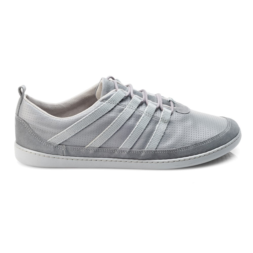 Wir präsentieren den SPARQ Low Grey von ZAQQ: einen hellgrauen Freizeit-Sneaker aus hochwertigem Nappaleder mit weißer Sohle. Dieser elegante Schuh verfügt über mehrere dünne Riemen an der Seite, ein perforiertes Design auf dem Obermaterial und bietet durch seine Kautschuksohle verbesserte Haltbarkeit. Das Low-Profile-Design wird durch eine praktische Schlaufe an der Ferse abgerundet.