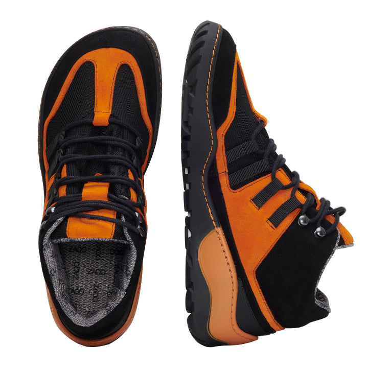 Ein Paar modische ESQAPE Black Orange Waterproof-Sneaker von ZAQQ mit einer trendigen Kombination aus orangefarbenen und schwarzen Einsätzen. Das Design umfasst schwarze Schnürsenkel und eine strukturierte TERRA-Sohle, wobei ein Schuh von der Seite und der andere von oben gezeigt wird.