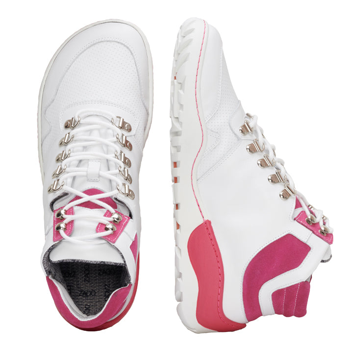 Ein Paar schicke weiße Sneaker mit pinken Akzenten, die das ZAQQ VAQATION Pink Waterproof-Design und die strukturierten Sohlen zur Schau stellen. Ein Sneaker wird von oben präsentiert, wodurch die Schnürsenkel und Ösen hervorgehoben werden, während der andere von der Seite gezeigt wird, um sein markantes Profilmuster hervorzuheben.