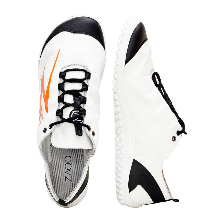 Draufsicht der SQIM White Orange Sneaker von ZAQQ, mit nachhaltigem Design aus veganem Recyclingstoff. Diese weißen Sportschuhe haben schwarze Akzente und orangefarbene Details auf einer Seite, ergänzt durch schwarze Schnürsenkel und eine strukturierte weiße Laufsohle. Das Branding auf der Innenseite zeigt stolz ZAQQs Engagement für nachhaltige Mode.