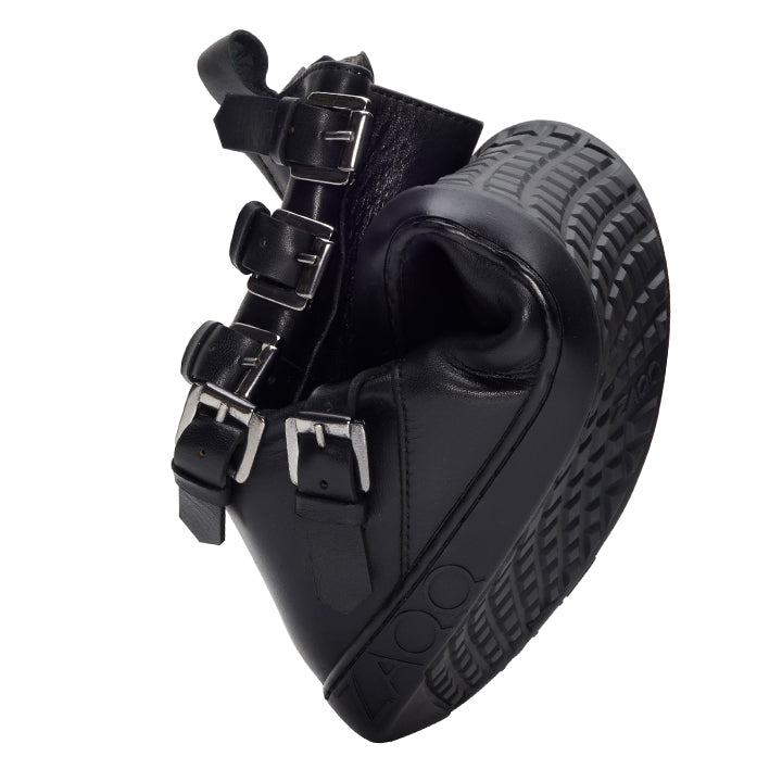 Wir präsentieren den DANIQ Black von ZAQQ – einen eleganten schwarzen Schuh mit einer großen, abgerundeten SNEAKER-Sohle und drei verstellbaren Riemen, die jeweils mit einer Schnalle befestigt sind. Dieses Design ist aus hochwertigem Nappaleder gefertigt und verfügt über eine dicke, strukturierte Sohle mit einem geometrischen Muster, das ihm eine moderne, skulpturale Ausstrahlung verleiht, die an einen Biker-Stiefel erinnert.