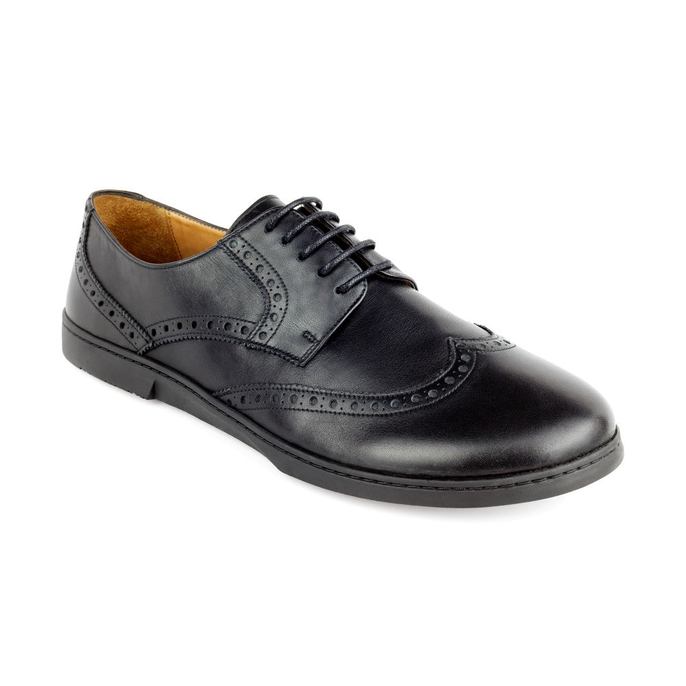 Der Schuh BRIQ Brogue Black von ZAQQ besteht aus einem einzelnen schwarzen Lederstück mit dekorativen Perforationen und Nähten und verfügt über ein Schnürdesign und einen niedrigen Absatz im traditionellen Derby-Stil auf weißem Hintergrund.