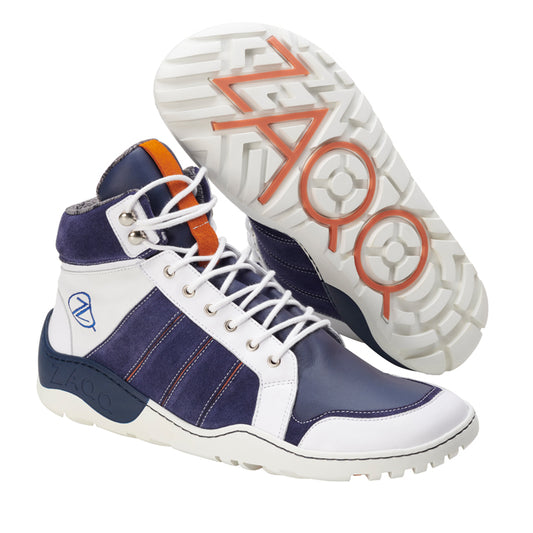 Die Q2 Blue White Waterproof High-Top-Sneaker von ZAQQ zeichnen sich durch ein sportliches und modernes Design mit auffälligen orangefarbenen Akzenten, einem markanten Logo an der Seite und einer einzigartig gemusterten Sohle mit dem Text „ZAQQ“ aus. Sie eignen sich perfekt als Outdoorschuh und bieten eine ideale Kombination aus Stil und Funktionalität.