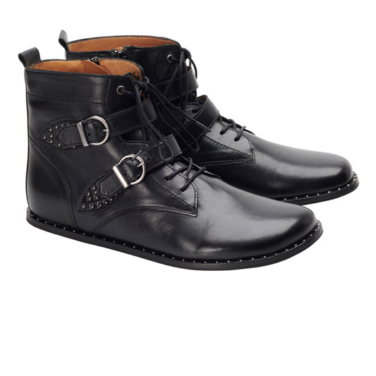 Diese stylischen ZAQQ QIBSON Black Stiefeletten sind aus hochwertigem Nappaleder gefertigt und haben dekorative Schnallen und Nieten an den Seiten. Mit flachen Sohlen, einem schlanken Design und einem hellbraunen Innenfutter bieten sie sowohl Eleganz als auch Komfort.