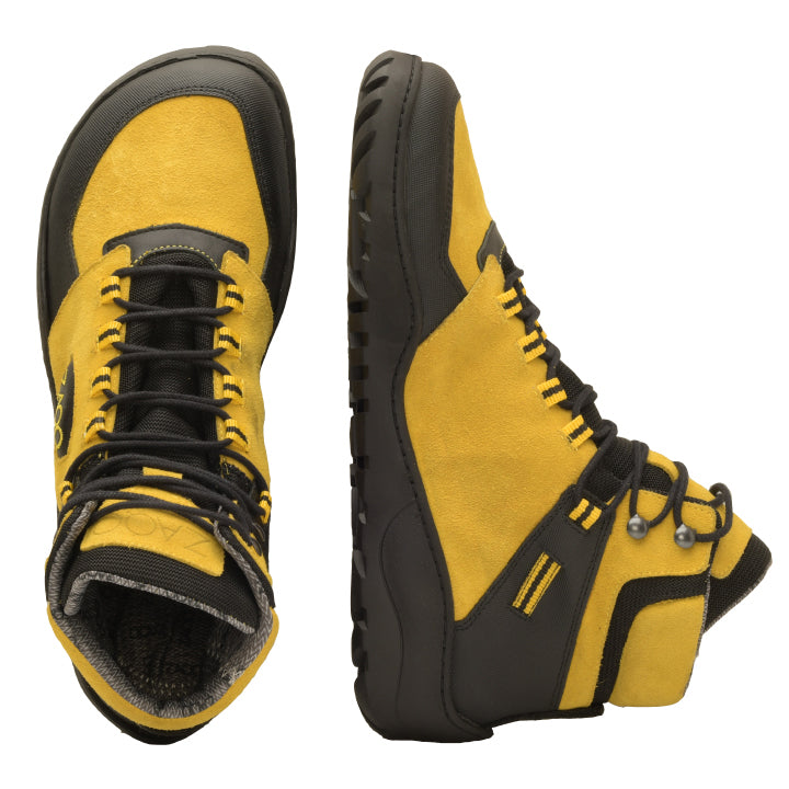 Die ZAQQ QLIFF Yellow Waterproof-Stiefel, die sowohl von oben als auch von der Seite gezeigt werden, zeichnen sich durch eine robuste Sohle und ein Schnürdesign aus. Sie verfügen über einen gepolsterten Knöchelkragen, eine verstärkte Zehenkappe und hervorragende Wasserdichtigkeit – ideal für jedes Abenteuer.