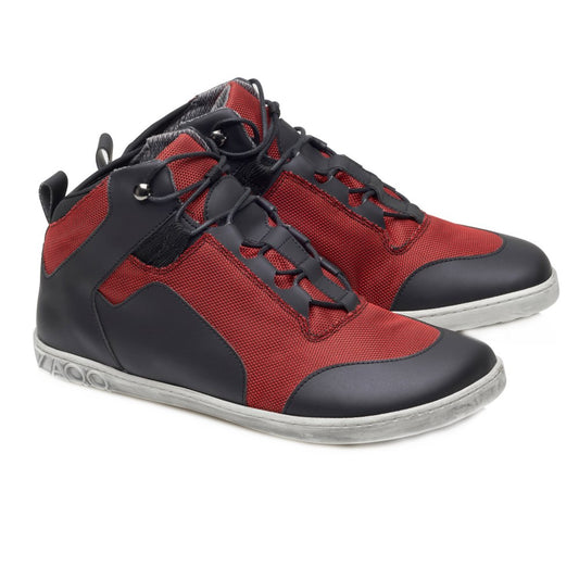 Wir präsentieren den RAQO Black Red von ZAQQ: Diese stylischen High-Top-Sneaker bestechen durch eine auffällige Kombination aus rotem Stoff und schwarzem Leder mit schwarzen Schnürsenkeln. Ergänzt wird das Design durch eine weiße Gummisohle, die an der Ferse mit dem Markenlogo verziert ist. Als vegane Sneaker ermöglichen sie dir, ein mutiges Fashion-Statement abzugeben und gleichzeitig deinen ethischen Werten treu zu bleiben.