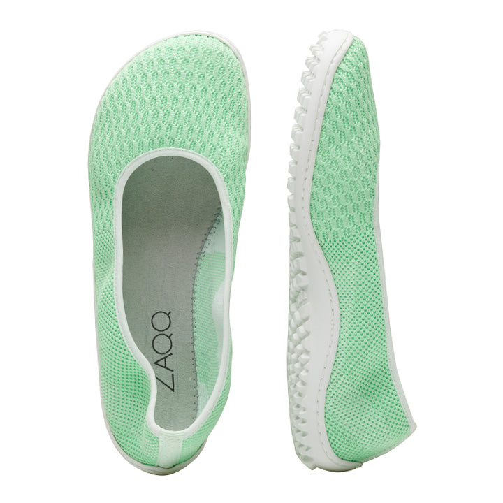 Wir präsentieren den SUQAR Lightgreen von ZAQQ: Diese hellgrünen Slipper haben eine weiße Sohle und sind aus atmungsaktivem Baumwoll-Strickgewebe gefertigt. Das atmungsaktive Mesh-Obermaterial mit strukturierter Oberfläche wird durch eine Draufsicht hervorgehoben, die durch das ZAQQ-Logo auf der Innensohle perfekt akzentuiert wird.