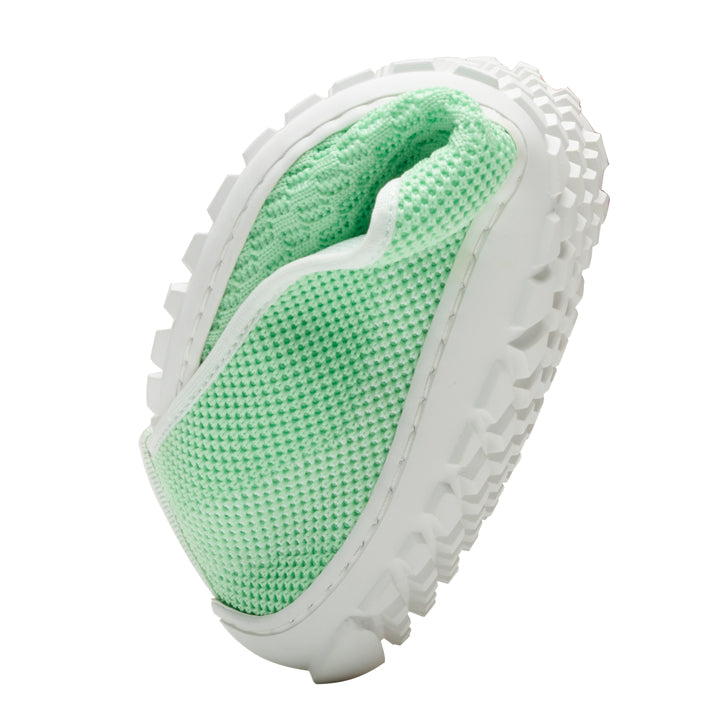 Der ZAQQ SUQAR Lightgreen Sneaker aus atmungsaktivem Baumwollstrickgewebe ist in den Farben Mintgrün und Weiß gehalten. Sein strukturiertes Strickdesign und die klobige, gemusterte Sohle heben sich elegant in aufrechter Position vor einem schlichten weißen Hintergrund ab.