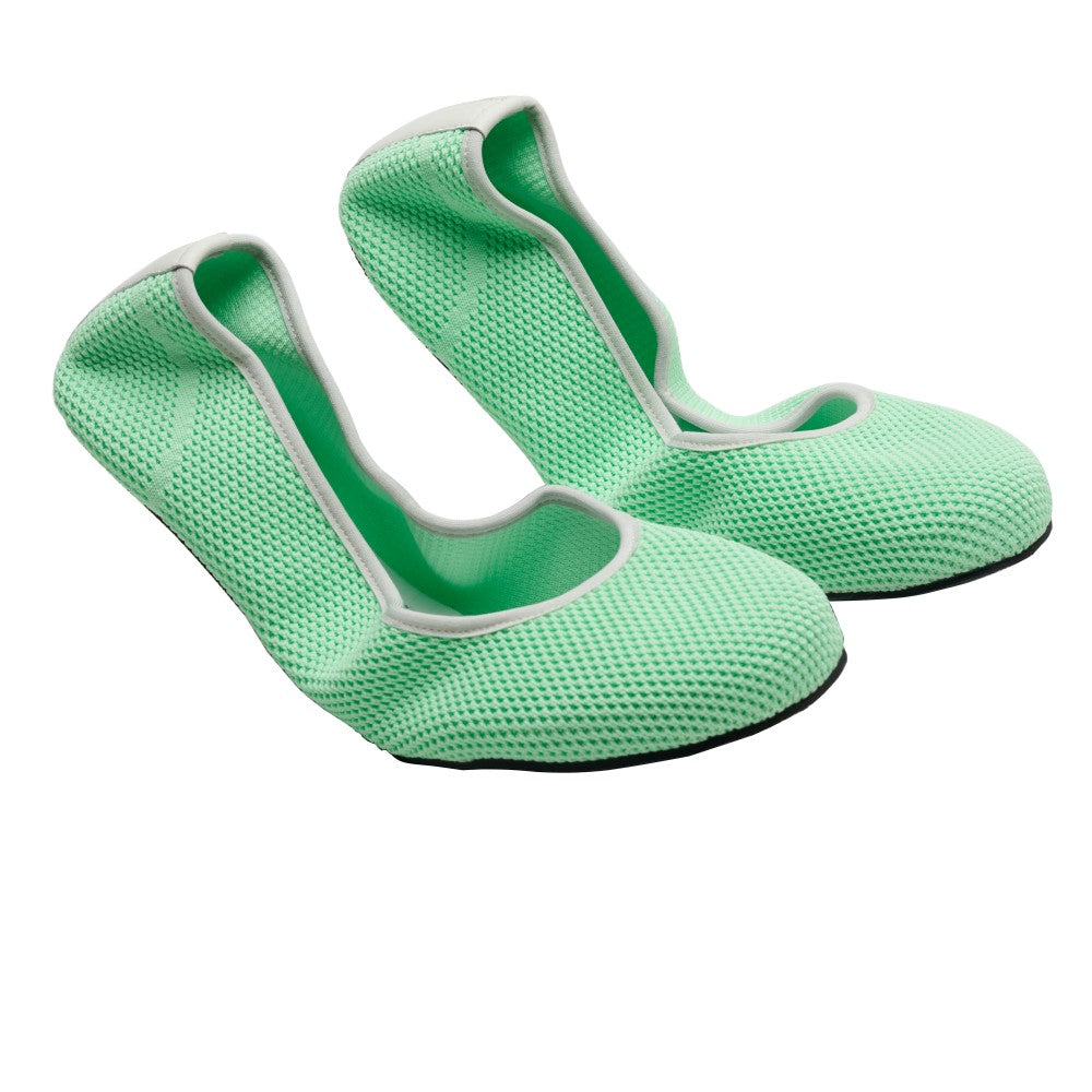 Der TWIST Green von ZAQQ ist ein Paar grüne Netz-Slipper im grünen Barfuß-Ballerina-Stil, akzentuiert mit grauen Verzierungen und schwarzen Sohlen für bequemes Hineinschlüpfen, elegant präsentiert auf einem weißen Hintergrund.