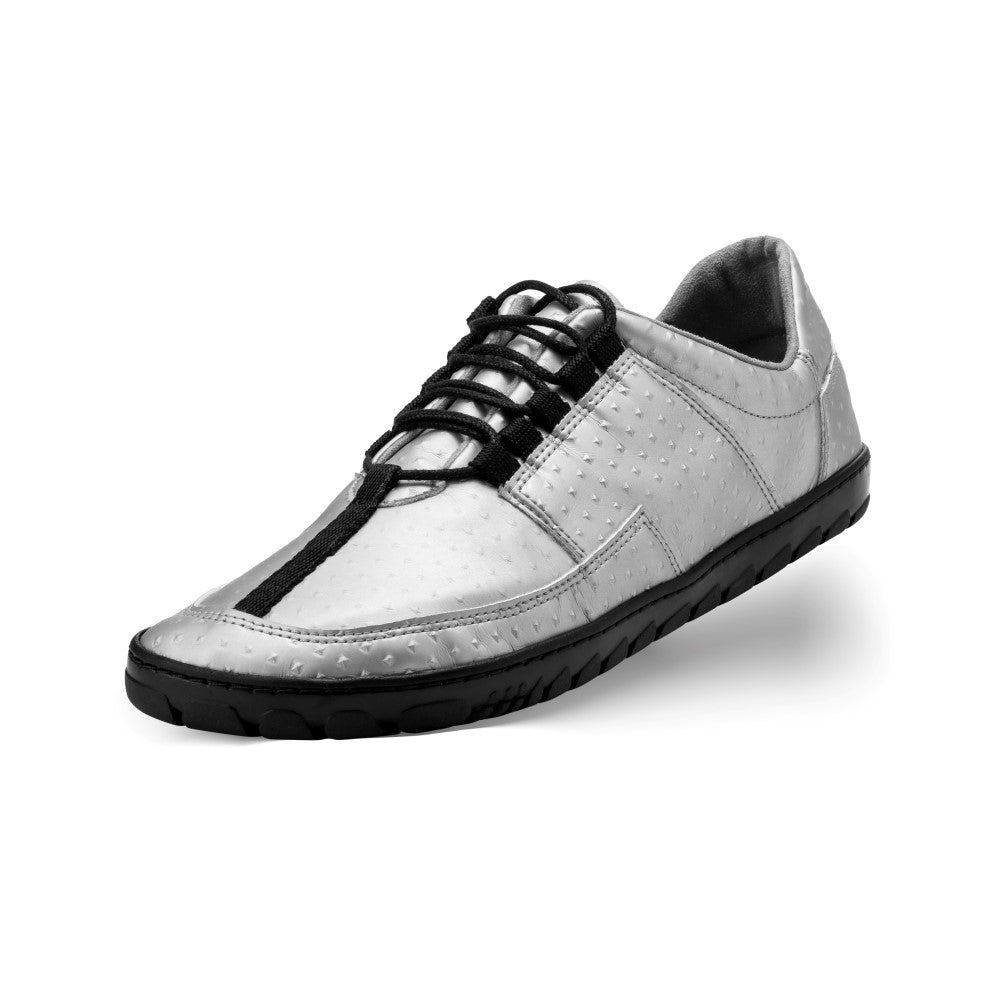 Wir präsentieren den JAQ Silver von ZAQQ, einen eleganten Freizeitschuh in Metallic-Silber mit schwarzen Schnürsenkeln und schwarzer Sohle. Dieser vegane Barfuß-Sneaker besticht durch ein perforiertes Design auf dem Obermaterial und ein auffälliges Spitzenmuster, das sich bis zur Spitze erstreckt. Seine flexible Kautschuksohle sorgt bei jedem Schritt für Leichtigkeit und Komfort.