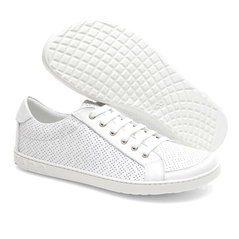 Ein Paar SLOQ White Sneaker von ZAQQ verfügt über ein Schnürdesign und perforierte Details aus Nappaleder. Ein Schuh steht aufrecht, während der andere auf der Seite liegt und die flexible Kautschuksohle hervorhebt.