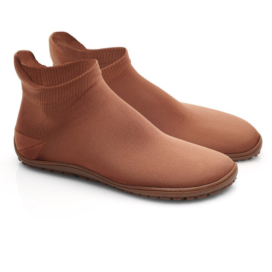 Ein Paar Slipper „SOQQ Toffee“ von ZAQQ mit gerippten Bündchen und strukturierten Sohlen für ultimative Flexibilität, auf einer weißen Oberfläche.