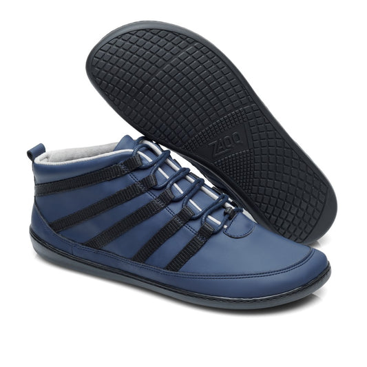 Ein Paar SPARQ Mid Dark Blue-Sneaker von ZAQQ mit eleganten schwarzen Schnürsenkeln und einer flexiblen Gummisohle. Ein Sneaker steht aufrecht, während der andere auf der Seite liegt, wodurch das Rautenmuster des Profils hervorgehoben wird – eine perfekte Mischung aus sportlichem Design und Komfort.