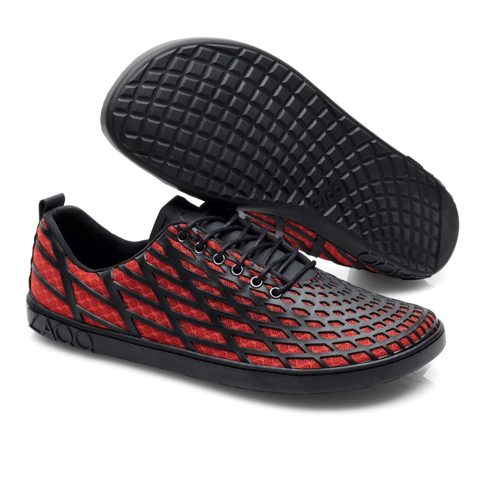 Wir präsentieren die SPIQE Red Black-Sneaker von ZAQQ mit einem auffälligen geometrischen Muster auf dem Stoff und einem Low-Profile-Design. Diese lässigen Sneaker haben strukturierte Gummisohlen und schwarze Schnürsenkel. Ein Schuh steht aufrecht, während der andere die Sohle zeigt.